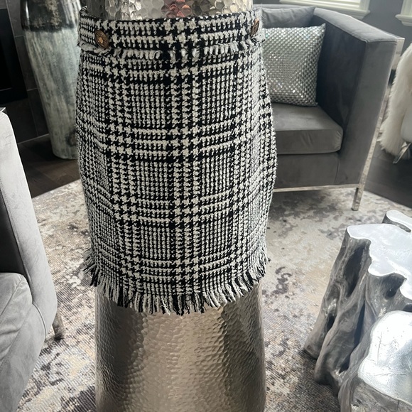 ZARA dressing rich Chanel classy look mini skirt size small 💍👜👡skirt is ZARA - Picture 12 of 17